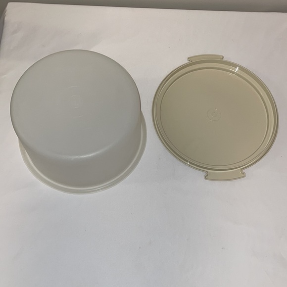 Vintage EUC Tupperware small cake carrier. Like new condition. - Picture 7 of 7